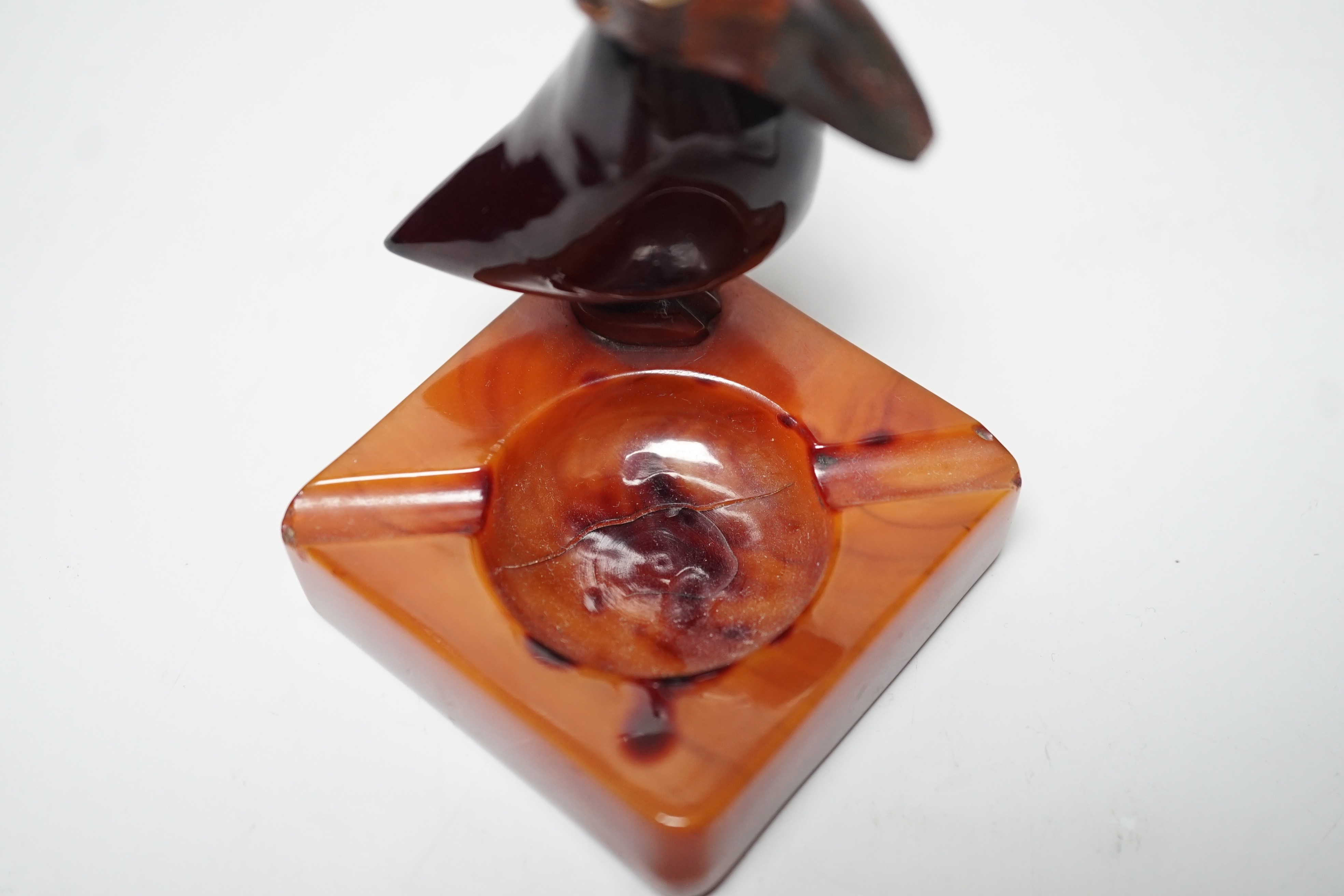 A cherry amber Bakelite and butterscotch phenolic YZ style bird ashtray, 10cm